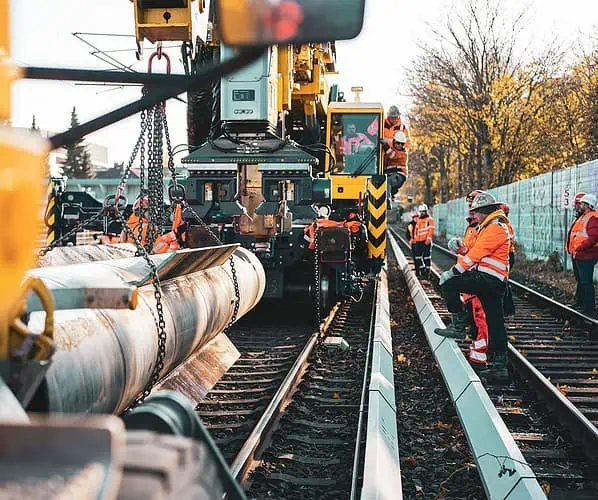 Kurtki robocze – jak wybrać odzież, która zapewnia komfort i ochronę w każdych warunkach pracy?