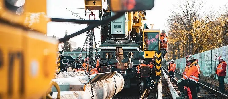 Kurtki robocze – jak wybrać odzież, która zapewnia komfort i ochronę w każdych warunkach pracy?