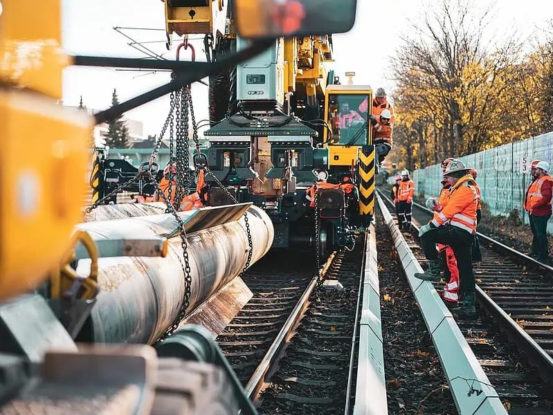 Kurtki robocze – jak wybrać odzież, która zapewnia komfort i ochronę w każdych warunkach pracy?