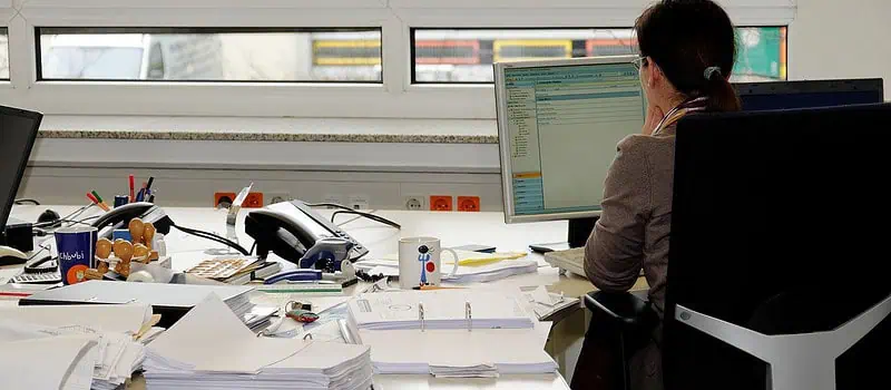 Monitory poleasingowe – czy to najlepszy sposób na nowoczesne stanowisko pracy w rozsądnej cenie?