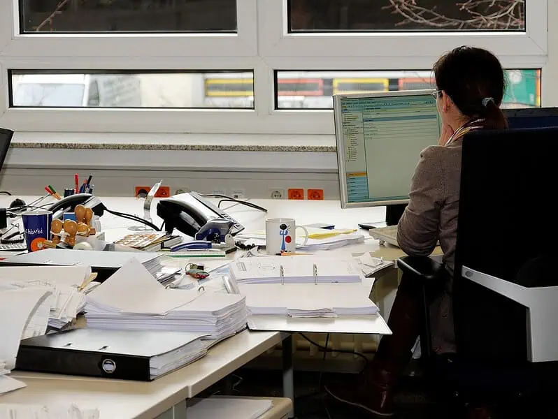 Monitory poleasingowe – czy to najlepszy sposób na nowoczesne stanowisko pracy w rozsądnej cenie?