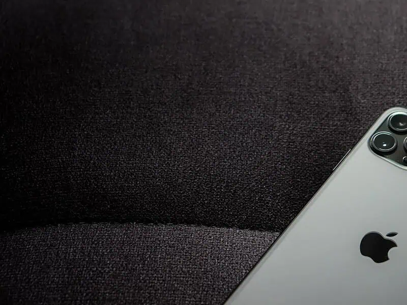 Naprawa iPhone – jak wybrać odpowiednie części i przywrócić smartfonowi pełną sprawność?