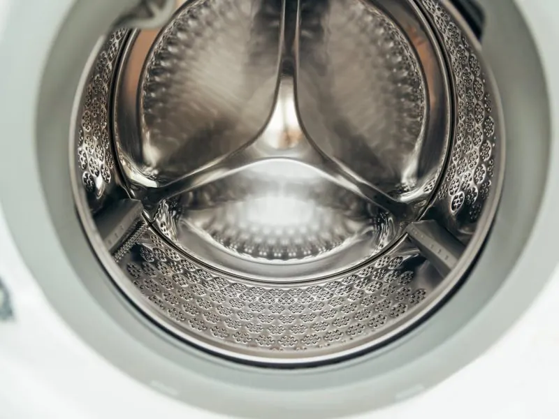 Pralki MIELE czy pralki ASKO — jak wybrać urządzenie premium, które ułatwi domowe pranie na lata?